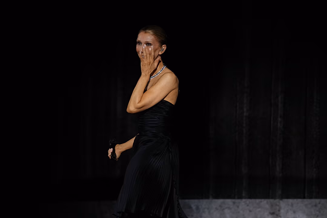 Céline Dion Returns to the Stage in a Powerful Paris Comeback